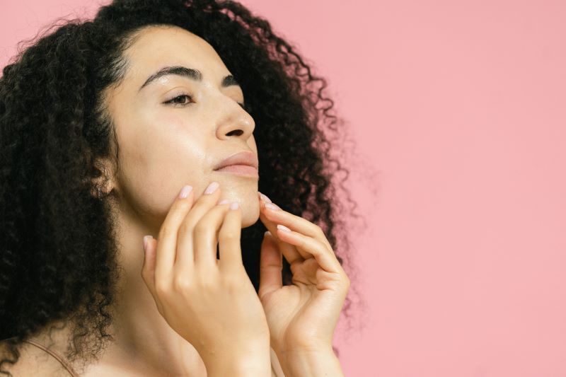 Healthy UK model enjoying a balanced meal and glowing with confidence without following extreme diets.