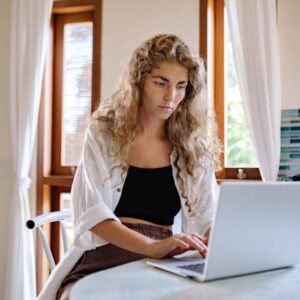 Smart Ways UK Models Can Boost Their Online Visibility Without Spending More