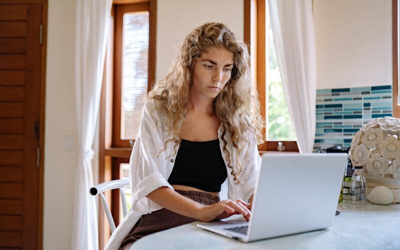 Smart Ways UK Models Can Boost Their Online Visibility Without Spending More